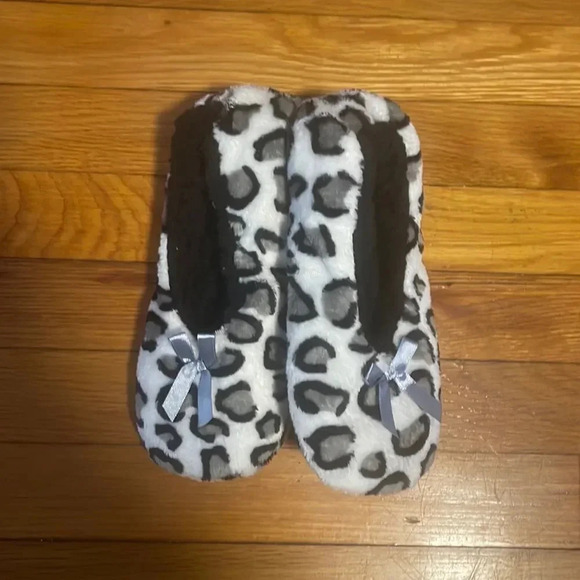 Cheetah print house slippers with grippers NWOT - Picture 3 of 10